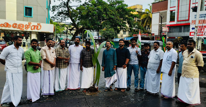 ഗുരുവായൂർ കൈരളി ജംഗ്ഷനിലെ മരണക്കുഴിയിൽ തെങ്ങിൻ തൈ നട്ട് യൂത്ത് കോൺഗ്രസ്സ്