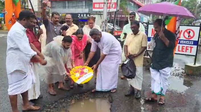 ഗുരുവായൂർ കൈരളി ജംഗ്ഷനിലെ റോഡിൻ്റെ ശോചനീയാവസ്ഥക്കെതിരെ ബിജെപി റോഡിൽ റീത്ത് വെച്ച് പ്രതിഷേധിച്ചു.